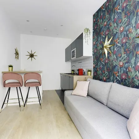 Charming Duplex Near Montmartre דירה *